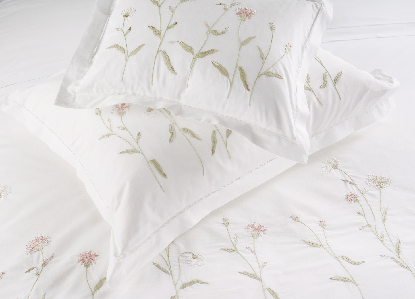 Floral-patterned bedding set with white background