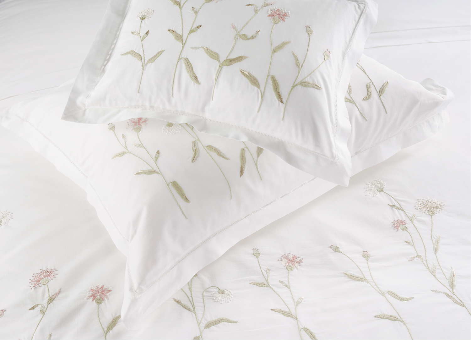 Floral-patterned bedding set with white background